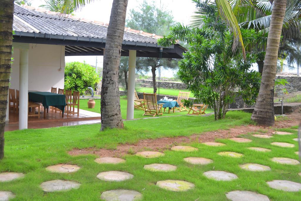 Beach House Negombo Buitenkant foto