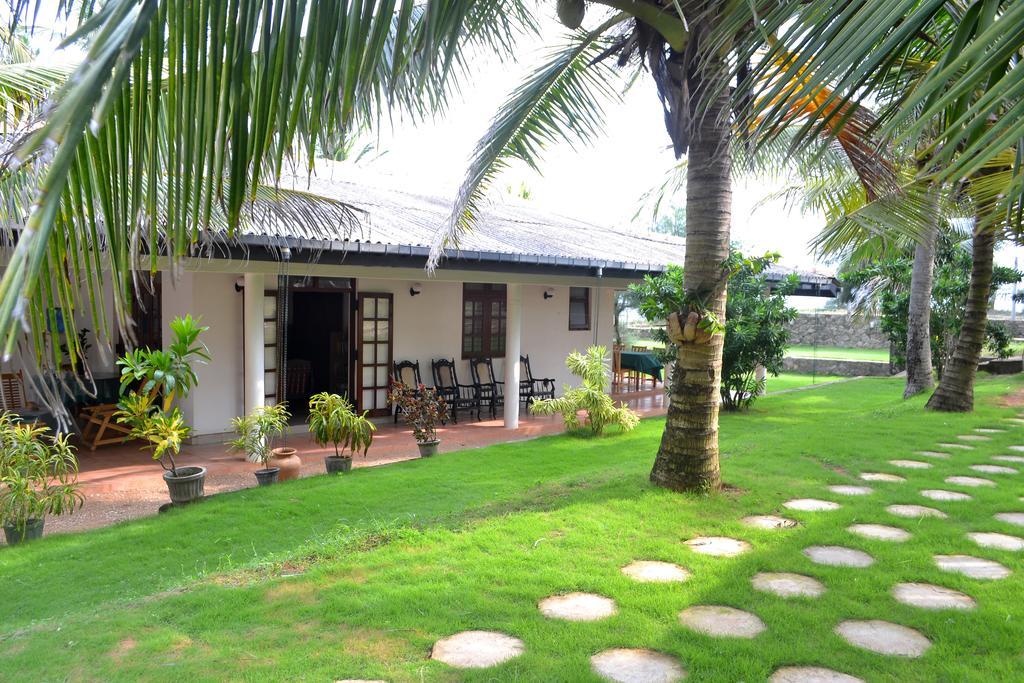 Beach House Negombo Buitenkant foto