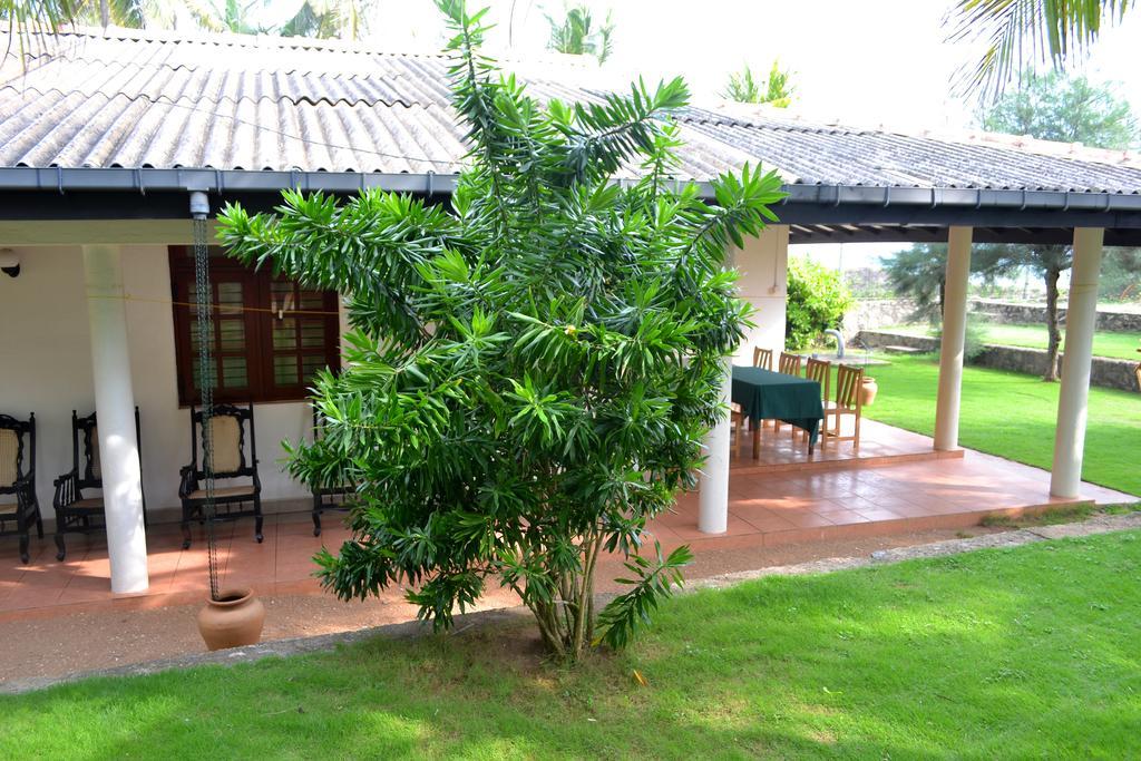 Beach House Negombo Buitenkant foto