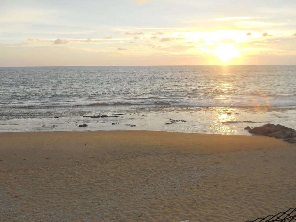 Beach House Negombo Buitenkant foto