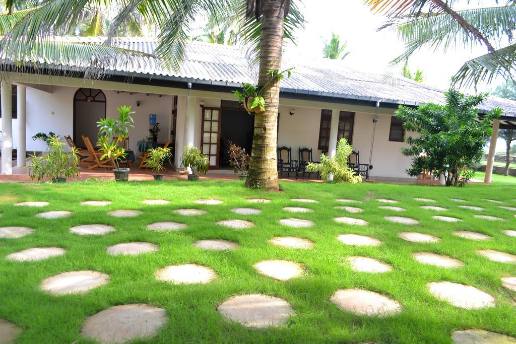Beach House Negombo Buitenkant foto