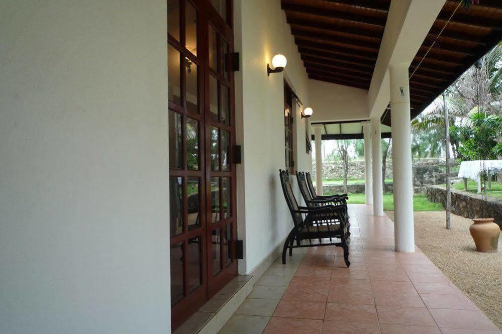 Beach House Negombo Buitenkant foto